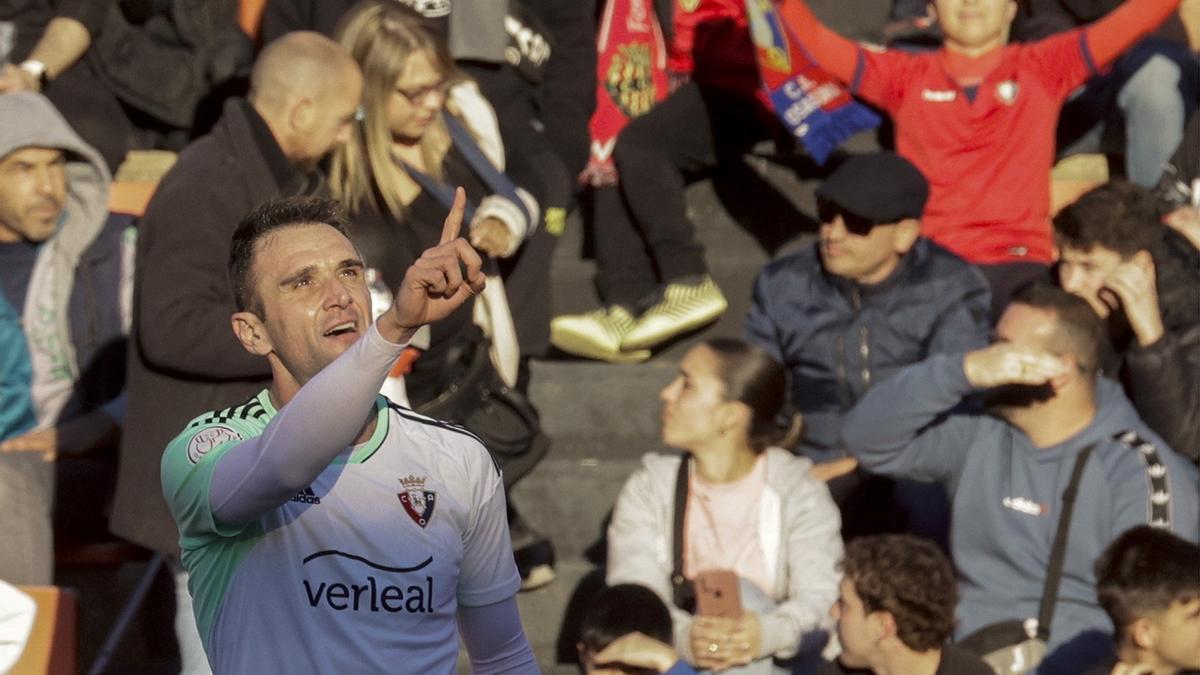 Kike García celebra el tanto que adelantó a Osasuna.