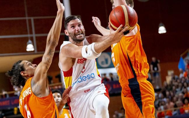 El alero de la selección española Rudy Fernández (c) entra a canasta El alero de la selección española Rudy Fernández (c) entra a canasta