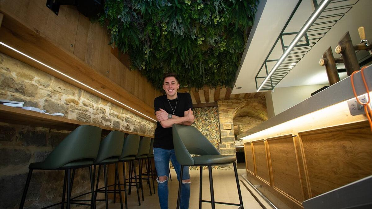 Ignacio Coscolín, bajo las plantas que cuelgan del techo de su Botánico, el nuevo bar de la calle Estafeta.