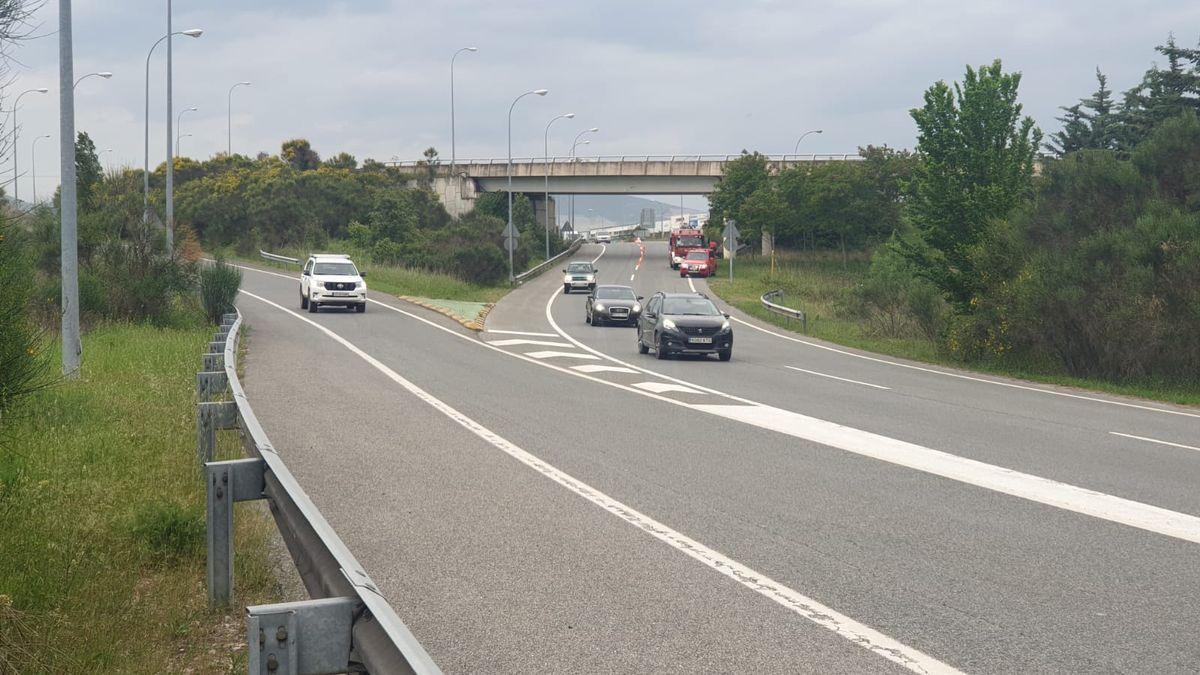 Bomberos en el lugar del accidente, bajo la AP-15.