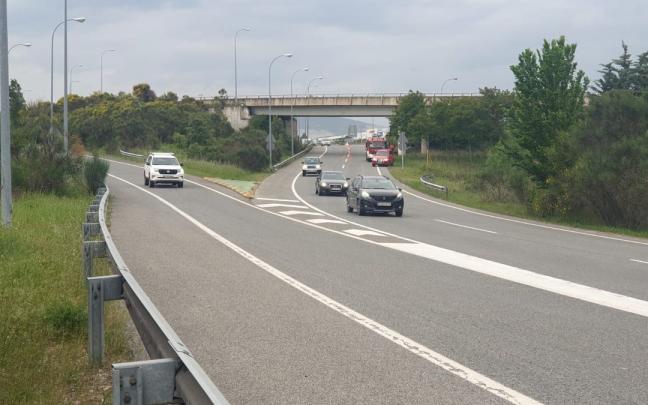 Bomberos en el lugar del accidente, bajo la AP-15. Bomberos en el lugar del accidente, bajo la AP-15.