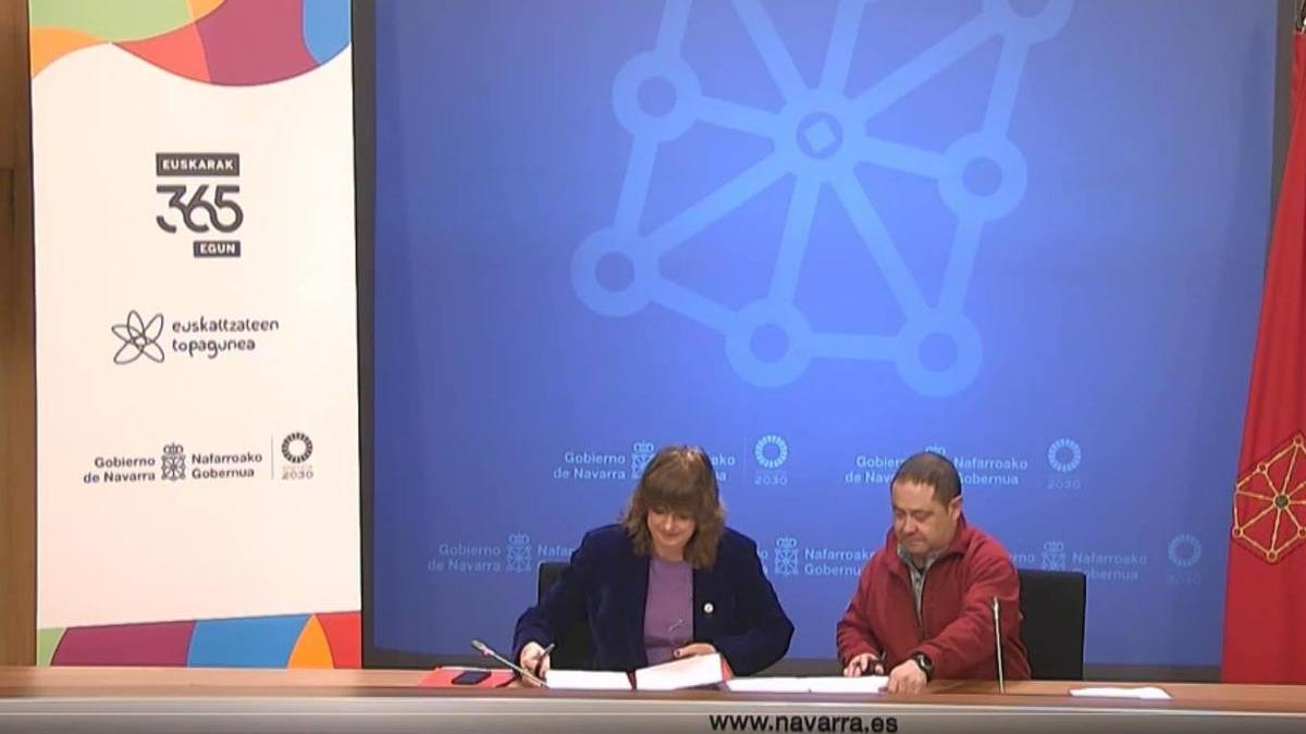 Imagen de la firma de la consejera de Relaciones Ciudadanas, Ana Ollo, y el director de Topagunea, Oskar Zapata