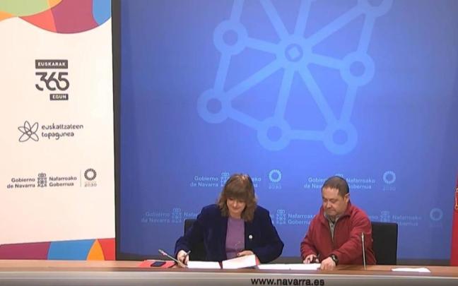 Imagen de la firma de la consejera de Relaciones Ciudadanas, Ana Ollo, y el director de Topagunea, Oskar Zapata
