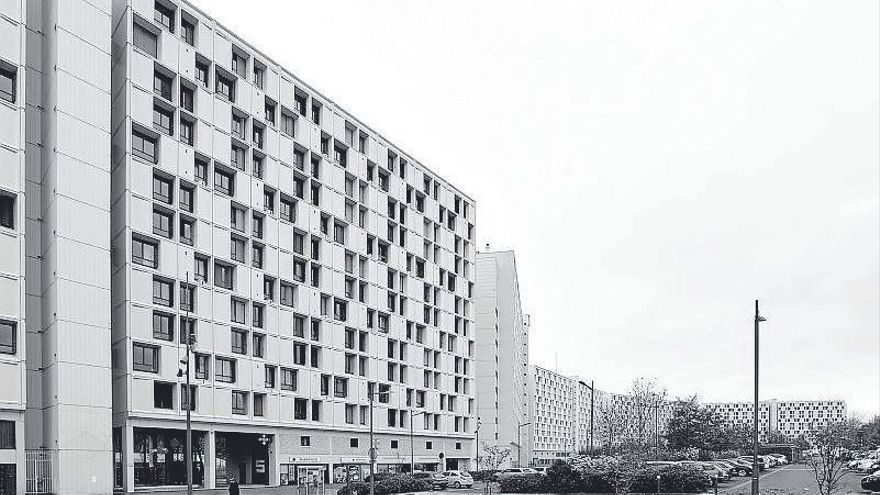Fatxadan hormigoizko modulu industrializatuak erabili zituen.