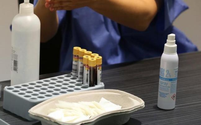 Una enfermera en pleno trabajo.