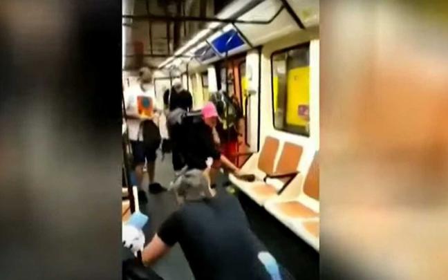 Momento de la agresión al sanitario en el metro de Madrid. Momento de la agresión al sanitario en el metro de Madrid.