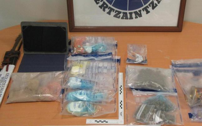 Material que fue incautado a los detenidos en Arrasate