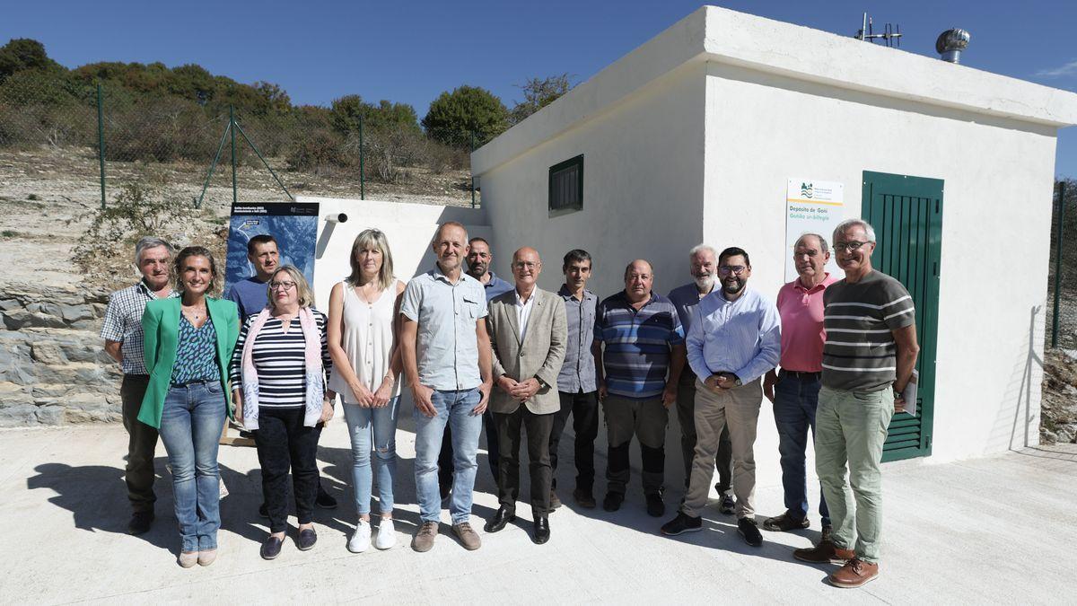 El consejero Ciriza, junto a David Campión, y el alcalde de Goñi, Gumersindo Induráin, junto con las personas asistentes a la presentación.