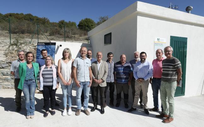 El consejero Ciriza, junto a David Campión, y el alcalde de Goñi, Gumersindo Induráin, junto con las personas asistentes a la presentación. El consejero Ciriza, junto a David Campión, y el alcalde de Goñi, Gumersindo Induráin, junto con las personas asistentes a la presentación.