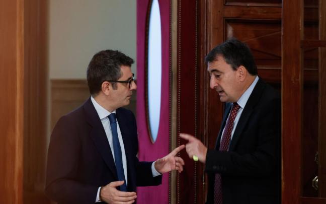 El ministro de Presidencia y Relaciones con las Cortes, Félix Bolaños, con el portavoz del PNV en el Congreso, Aitor Esteban El ministro de Presidencia y Relaciones con las Cortes, Félix Bolaños, con el portavoz del PNV en el Congreso, Aitor Esteban