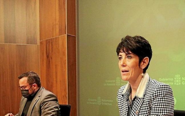 Elma Saiz, nueva portavoz del Gobierno de Navarra, junto a su predecesor Javier Rem&iacute;rez, el pasado abril.