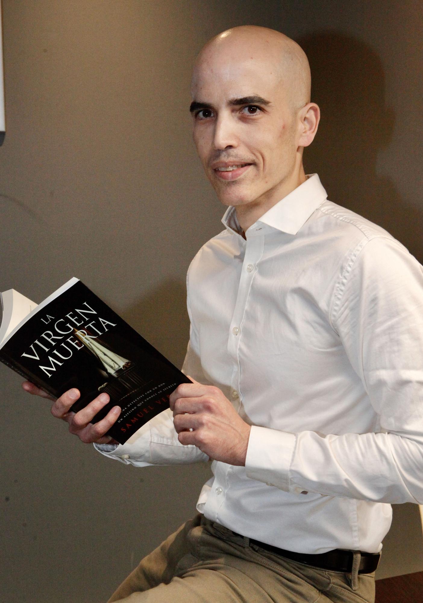 Samuel Vernal con un ejemplar de su cuarto libro.
