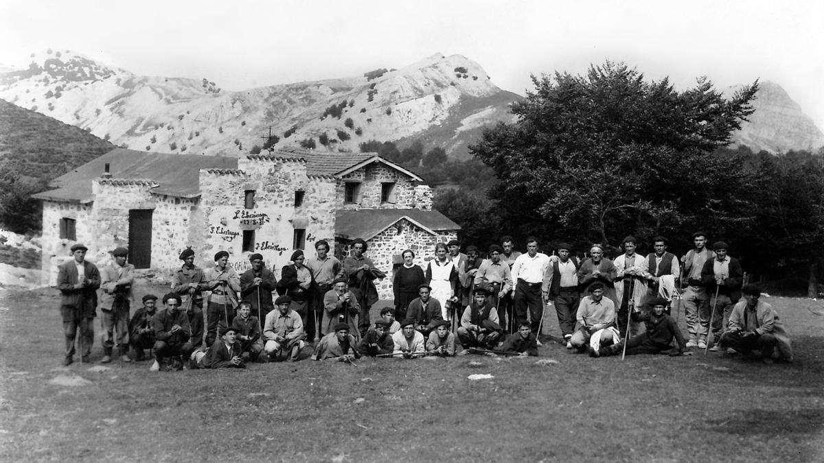 Pastores del Gorbeia frente al refugio de Igiriñao, ya ampliado en los años 1923 y 1927.