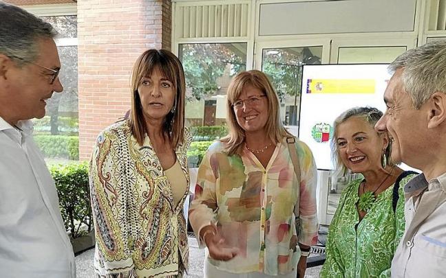 Mendia y Basabe atienden los pormenores sobre el programa del viceconsejero de empleo.