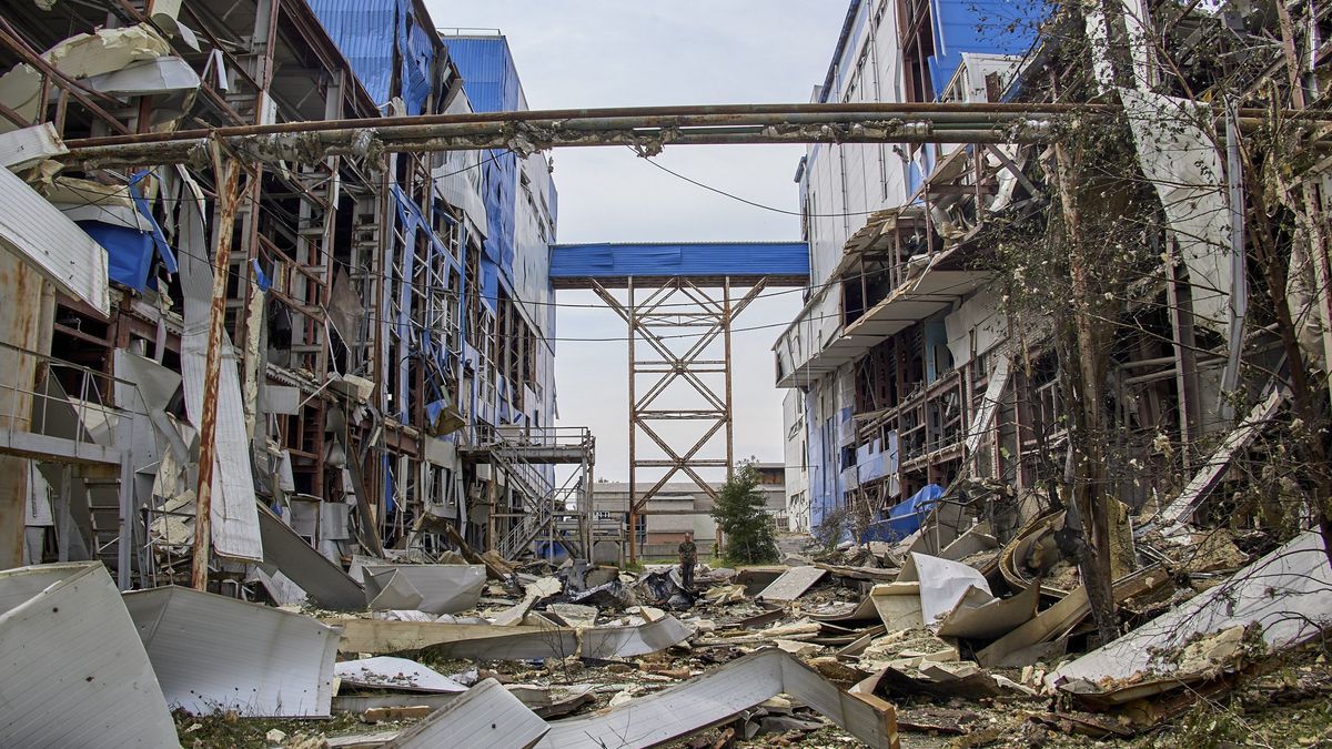 Un hombre pasea entre los restos de una fábrica destruida en Járkov.