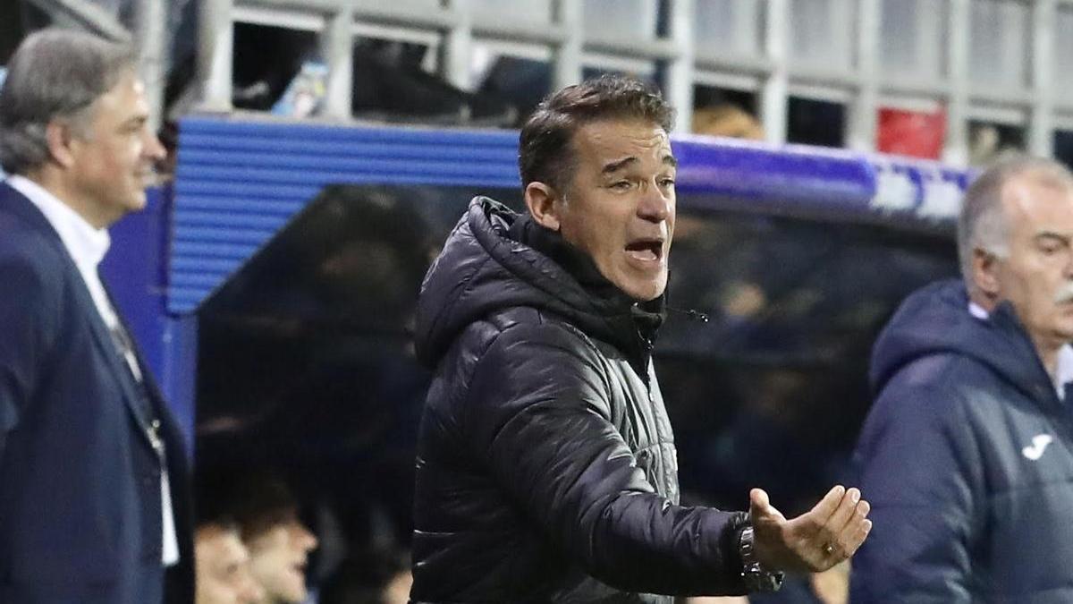 Luis García da instrucciones a sus jugadores durante el encuentro entre el Eibar y Alavés.