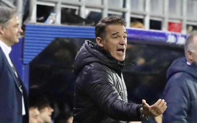 Luis Garc&iacute;a da instrucciones a sus jugadores durante el encuentro entre el Eibar y Alav&eacute;s.