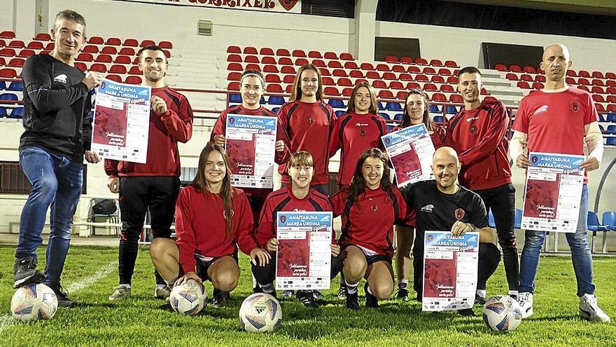 Los promotores del encuentro posaron con los carteles anunciadores en el campo de Txerloia.