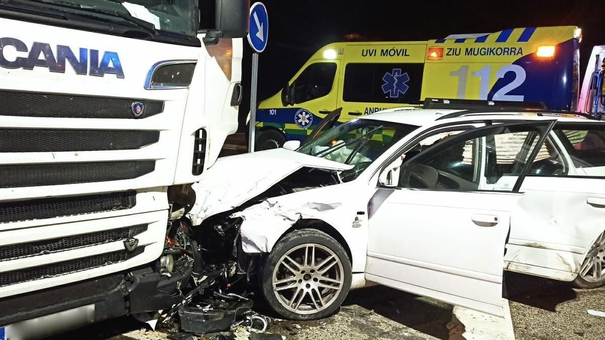 Uno de los turismos y el camión accidentados.