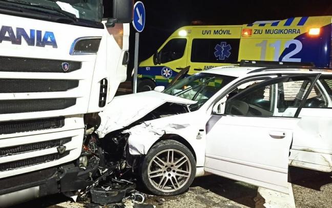 Uno de los turismos y el cami&oacute;n accidentados.