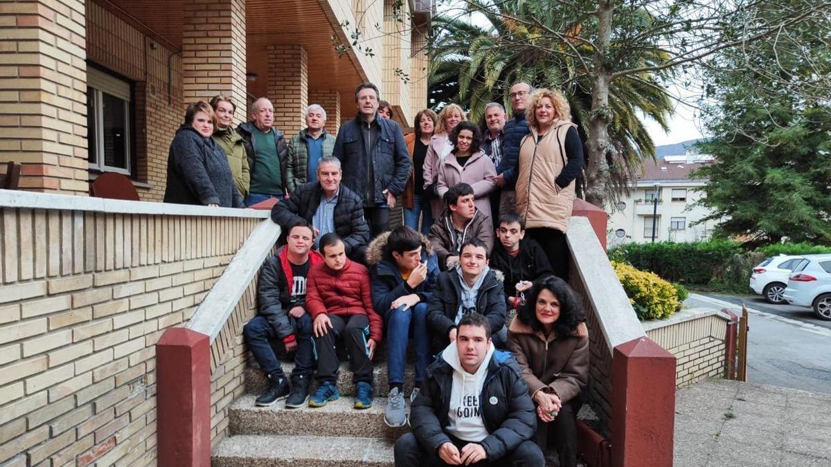 Integrantes de Nuala en el exterior del local de la asociación. Foto: Nuala