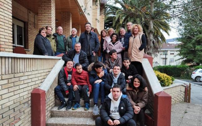 Integrantes de Nuala en el exterior del local de la asociaci&oacute;n. Foto: Nuala