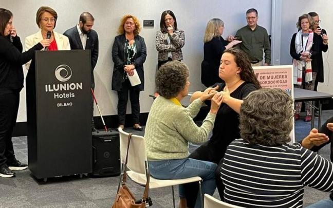 Beatriz Artolazabal participa en el V Encuentro de Mujeres Sordociegas.