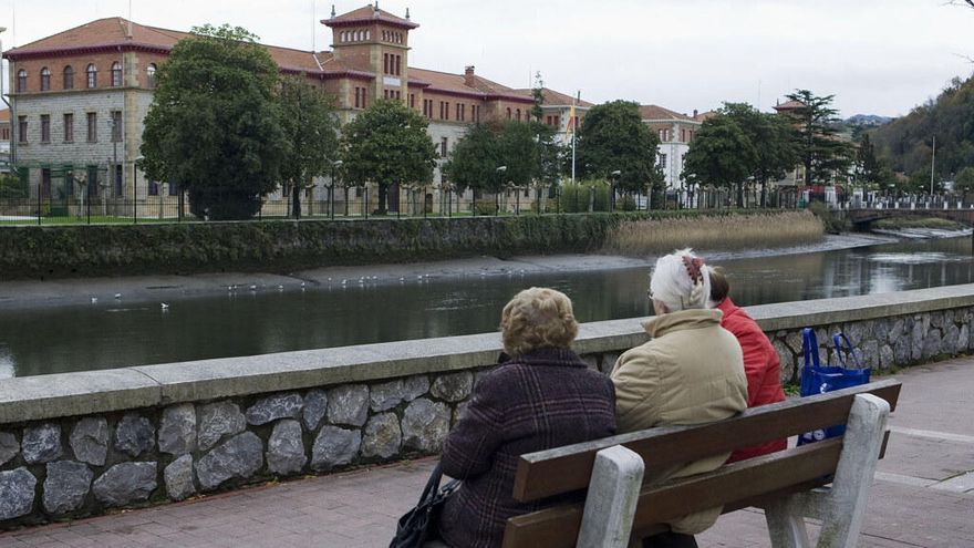 Un grupo de mujeres sentadas frente a los cuarteles de Loiola