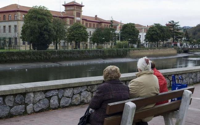 Un grupo de mujeres sentadas frente a los cuarteles de Loiola