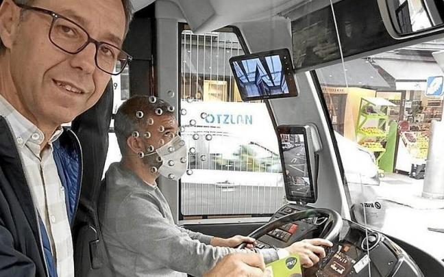 El edil Patxi Amantegi muestra su tarjeta Mugi en el Hiribusa. | FOTO: N.G.