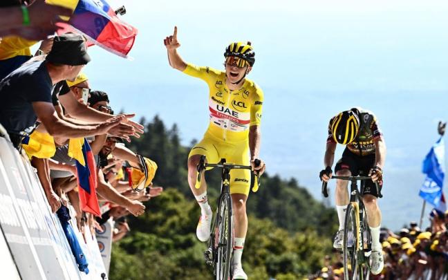 Pogacar festeja la victoria sobre Vingegaard.