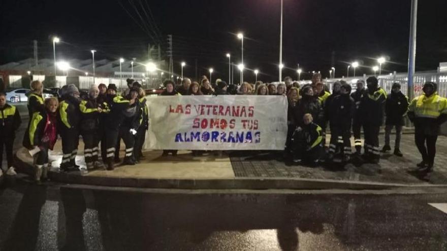 La plantilla de Lidl en Nanclares posa junto a una pancarta