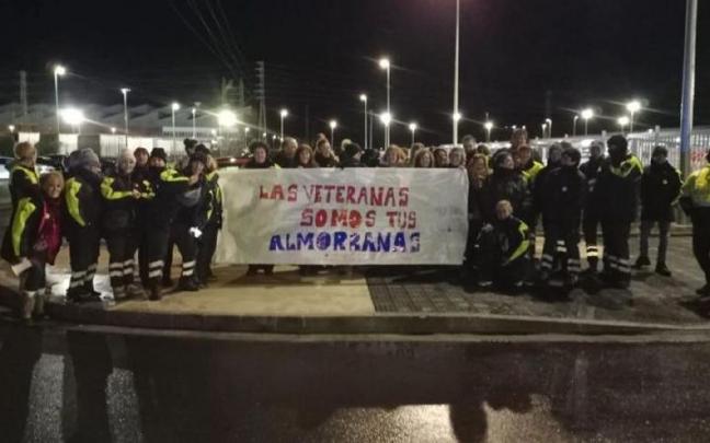 La plantilla de Lidl en Nanclares posa junto a una pancarta