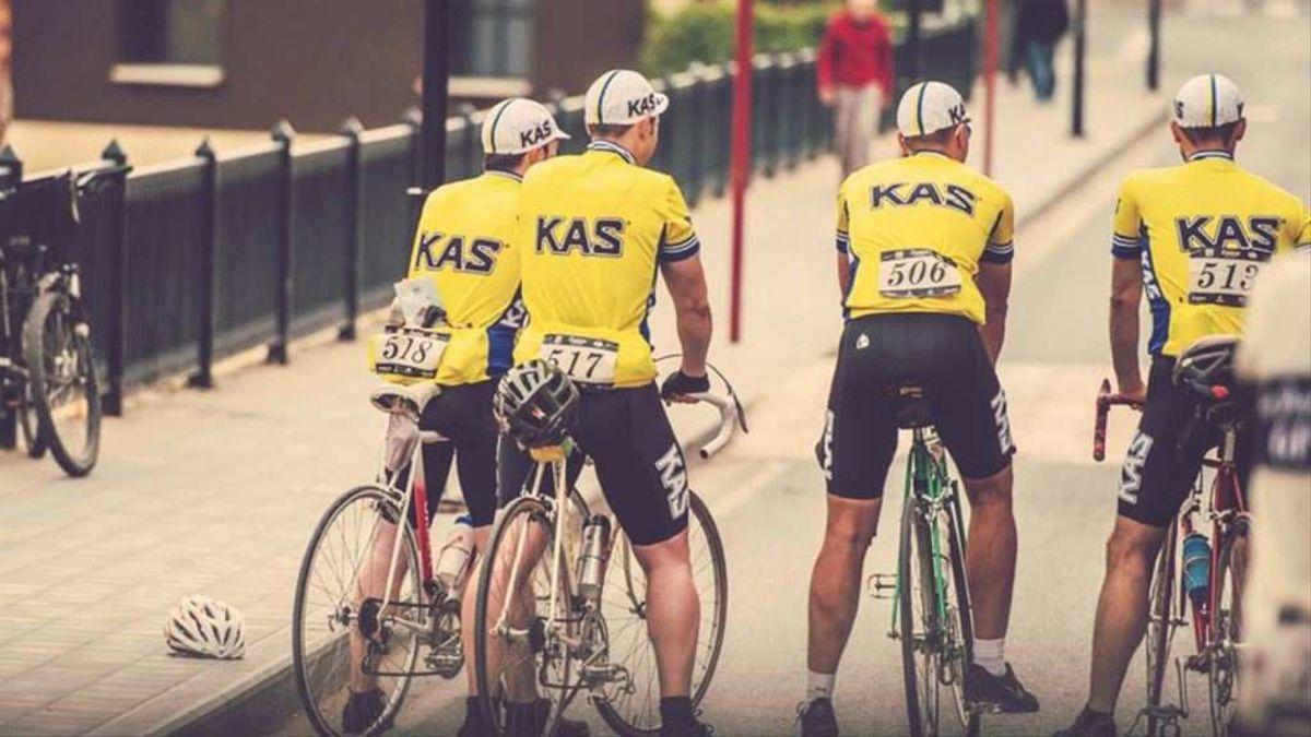 Ciclistas con el maillot amarillo de KAS