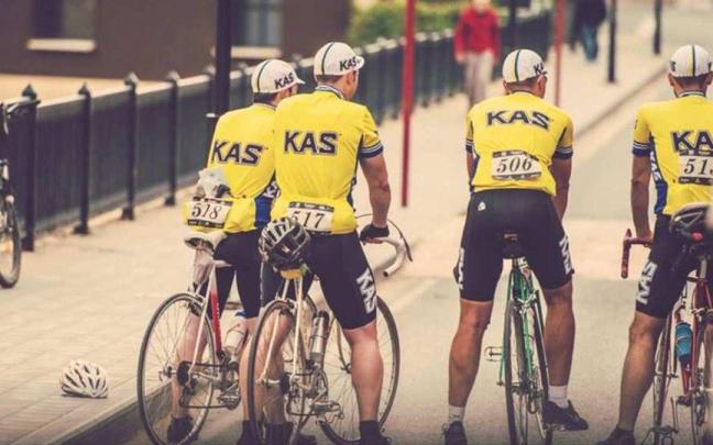 Ciclistas con el maillot amarillo de KAS
