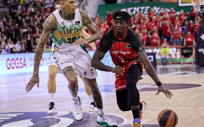 Thomas Bropleh penetra ante Michale Kyser.