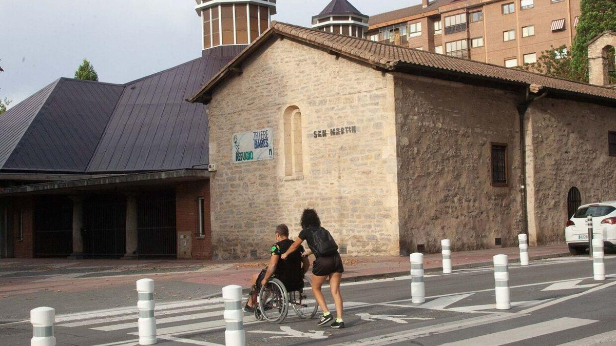 Mediana peatonal señalizada para calmar el tráfico en la calle Beato Tomás de Zumárraga de San Martín.