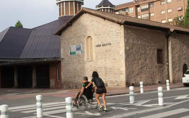 Mediana peatonal señalizada para calmar el tráfico en la calle Beato Tomás de Zumárraga de San Martín.