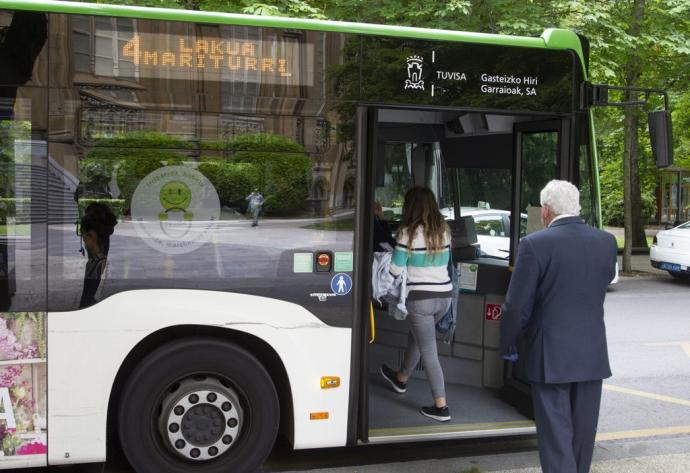 Un usuario accede a un autobús de Vitoria.