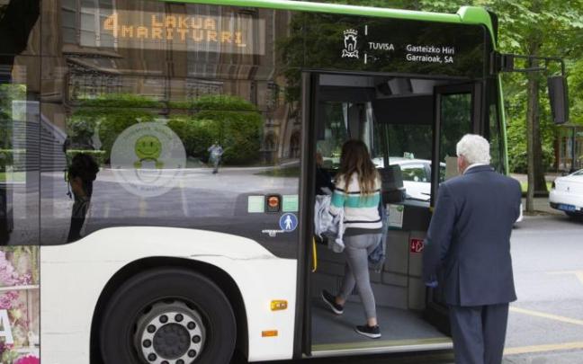 Un usuario accede a un autobús de Vitoria. Un usuario accede a un autobús de Vitoria.