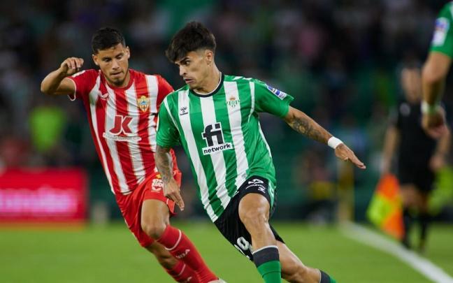 Una jugada de Juan Cruz del Real Betis