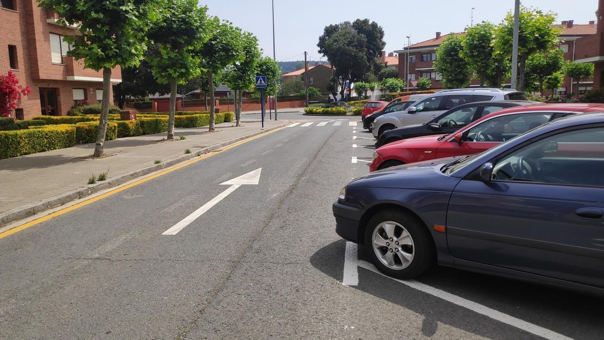 En la calle Sipiri se retrasará la acera para habilitar 17 nuevos aparcamientos en línea.