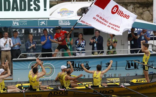 os remeros y el patr&oacute;n de Orio festejan su victoria en aguas de la r&iacute;a de Bilbao