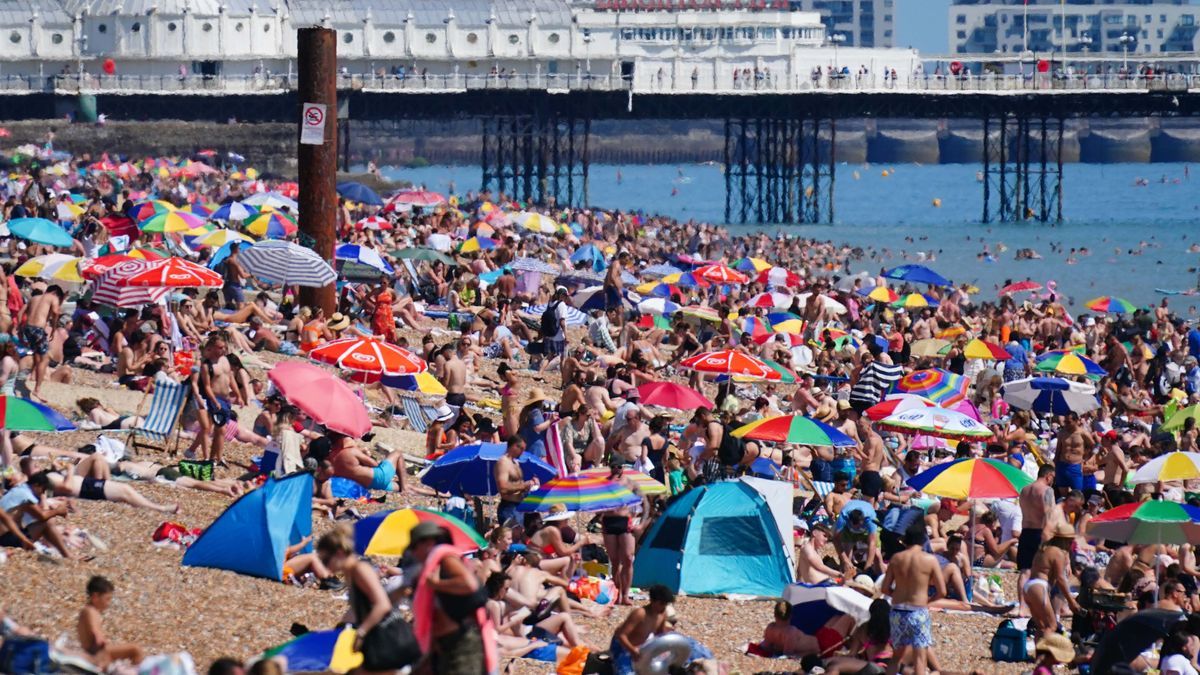 Imagen de archivo de cientos de personas en la playa en verano en Reino Unido.