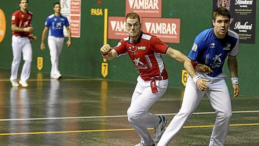 Laso e Irribarria siguen con la mirada la pelota ante los zagueros Zabaleta y Albisu, ayer en el frontón Atano III de Donostia. | FOTO: JAVI COLMENERO