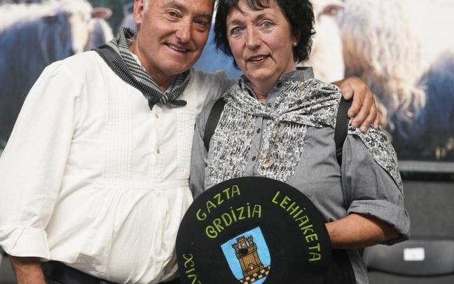Jose Mari Jauregi eta Eli Gorrotxategi, La Leze gaztandegiko arduradunak eta 2022ko Ordiziako gazta txapelketako irabazleak