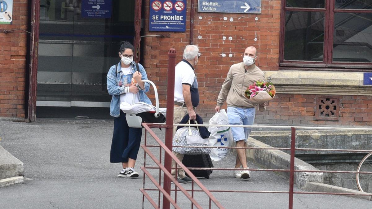 Laura y Pedro abandonan el pabellón Iturrizar, junto al pequeño Aimar en compañía de otro familiar