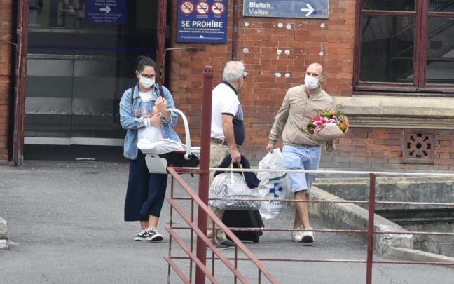 Laura y Pedro abandonan el pabellón Iturrizar, junto al pequeño Aimar en compañía de otro familiar