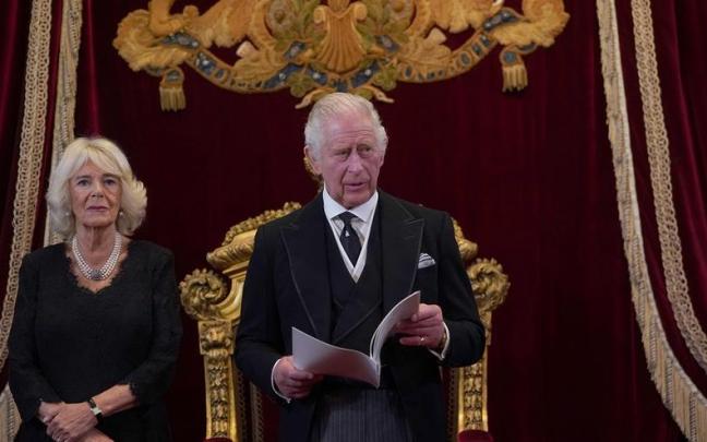 Carlos III, junto a Camilla.