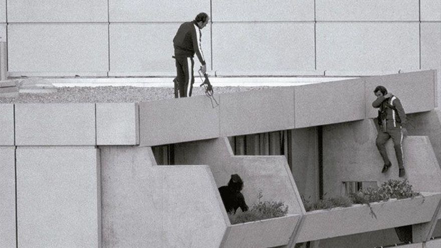 La policía alemana vigila el alojamiento donde el equipo israelí ha sido secuestrados.